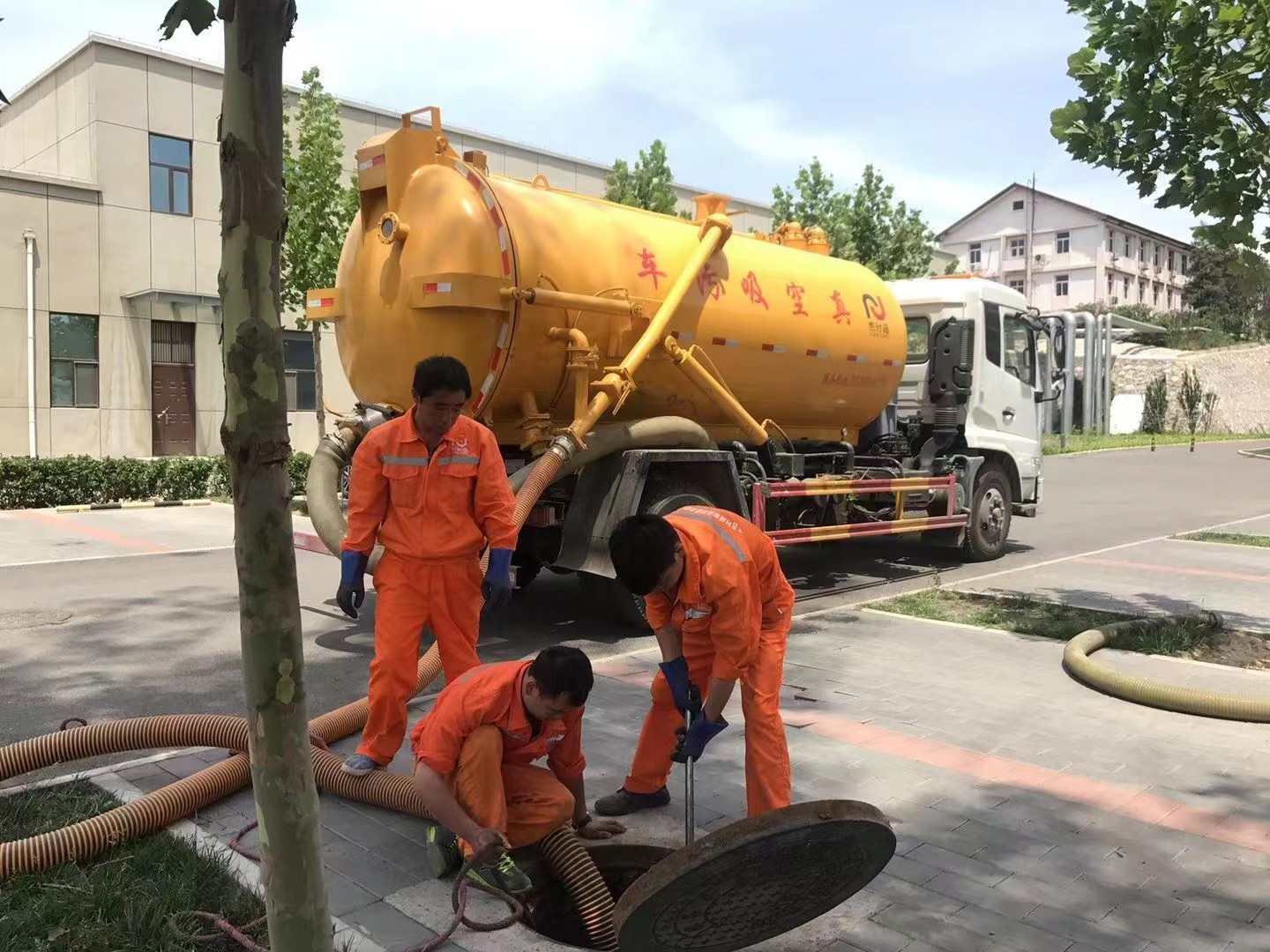 剑阁管道疏通车停在窨井附近