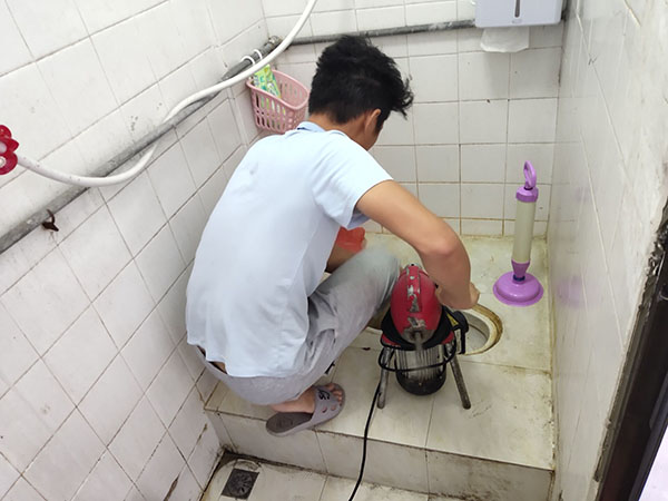 剑阁管道堵塞冒臭气 专业师傅现场解决问题